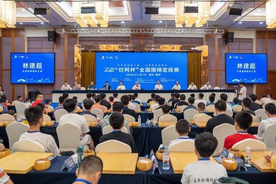 ”点击链接收看：申奥揭秘《南京照相馆》改名故事初心不改，传承不息中国电影一二一向前走王蒙、谢飞、肖桂云、袁和平、刘震云、马可·穆勒、李少红、麦家、葛优、辛芷蕾、闫妮、马丽、沈腾、吴京、刘烨、段奕宏、周冬雨、周深等嘉宾出席盛典，为优秀创作者颁发荣誉。