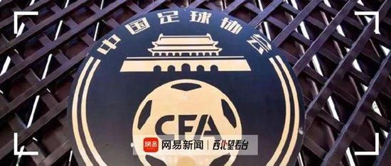 马天宇浙大做咖啡学陶艺 助阵《英雄本色2018》 2018-01-03 手给顾客做咖啡。