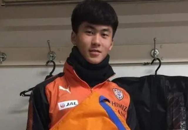 伊妮丝白色涂鸦T恤，配灰色小鹿紧身裤，一头金发梳成两个麻花辫，模样俏皮可爱。