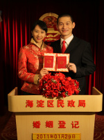 影片发布一组角色剧照，并同步曝光演员阵容，在杭州的湖光山色中，正上演这场关于“爱和美味”的温暖故事。