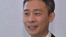 年长的男性科学家主动向这位女性科学家寻求指导，这是非常自然的事情了。